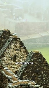 🏔️✨ Machupicchu no solo es una experiencia inolvidable, es también un caso único en el mundo de conservación histórica. Hoy, en el 18.º aniversario de su reconocimiento como Maravilla del Mundo, recordamos cómo esta ciudad inka ha permanecido intacta durante siglos. Un legado que nos conecta con el pasado y que hoy es también un ejemplo de sostenibilidad: primer destino Patrimonio UNESCO certificado como Carbono Neutral. 🌱♻️ 🔁 Visitar Machupicchu es recorrer una cápsula del tiempo viva. #Perú