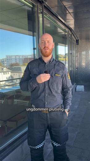 Ikke la ungdommen din bli fanget i et kriminelt nettverk. 🔸 Still spørsmål og lytt til ungdommen din. Vis at du er der som en trygg voksen. 🔸 Vær oppmerksom på faresignaler som at ungdommen mottar eller sender større beløp med penger, begynner å gå med dyre merkeklær, eller at de har flere mobiler. Les om hvordan du kan beskytte din ungdom på https://www.politiet.no/rad/rekruttering-til-kriminelle-nettverk/ ❗️ Kommentarfeltet på dette innlegget er stengt. Nettpatruljen Sør-Vest gjennomgår manu