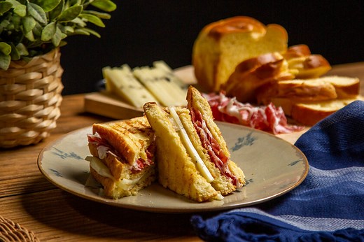 Bikini gourmet con pan brioche, ibérico y queso trufado, receta del sándwich de jamón y queso más pijo (con vídeo incluido)