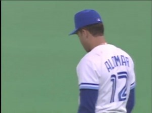 🔥¡ROBERTO ALOMAR, EL MEJOR SEGUNDA BASE EN LA HISTORIA DE LAS GRANDES LIGAS! ⚾️🇵🇷 Ya se cumplen 31 años de esta impresionante jugada de Roberto Alomar en el Juego 1 de la Serie Mundial del año 1993 frente a los Phillies de Filadelfia. ¡Es impresionante como el puertorriqueño podía cubrir tanto terreno! ¡Por eso fue ganador de 10 Guantes de Oro! 🇵🇷⚾️ #MLB #RobertoAlomar #BlueJays | La Realidad en el Terreno