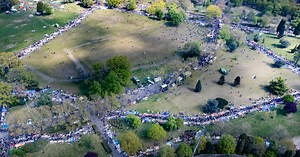Ontspannen gezelligheid in een druk Goffertpark: eindelijk wisselen al die spullen weer van eigenaar
