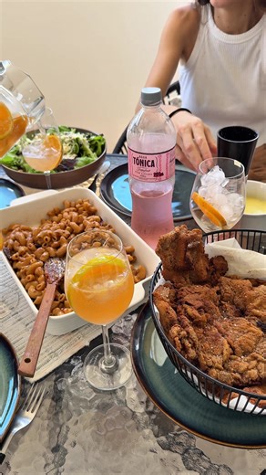Almuerzo del viernes, con mis hermanas 🩷 Menú: milanesas de carne, pasta con tomate seco🍅 ensalada 🥗 y mucha @tonicadelacosta 🍊🧡 ¿Ustedes que le prepararían a sus hermanos?🫶🏼🤩 #almuerzo #familia #domingo #tonica #milanesa