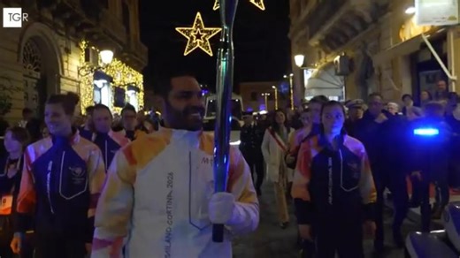 Milano-Cortina, la fiaccola olimpica in Sicilia: Luigi Busà tedoforo nella sua Avola