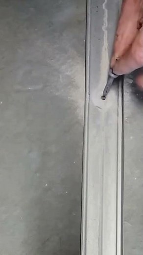 Fixer en 2 secondes Avec La cheville magique à frapper !