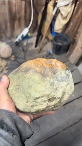 Here we have a big ole geode or agate from Madison county Kentucky. This specimen could be anything!! When it comes to the edge of the agate zone weird rocks pop up. Today it was quartz and wasn’t having it 🤣🤣 #rockhound #foraging #winter #kentuckyagate #breakfastcut #rocks #crystals #agate #geodes | Taylor Pfanstiel