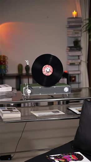 Connaissez vous cette platine vinyle pas comme les autres ? La CoolGeek VS-01 revisite le vinyle avec un format vertical qui expose le disque en rotation et transforme l’écoute en expérience visuelle. Le vinyle devient un objet à part entière, au centre de l’espace. Design soigné avec aluminium usiné, cuir vegan et bras en fibre de carbone, le tout dans un format compact facile à intégrer. Derrière l’esthétique, la mécanique est sérieuse avec une lecture stable en 33 et 45 tours. Pensée pour un 