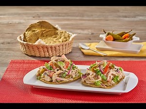 Tostadas de nopal con ensalada de pollo