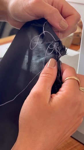 Pour son nouveau tuto, @melissa.sebire montre comment coudre des fronces facilement avec la Supera 5523. ⁠🧵⁠ ⁠ ⁠ Bonne couture ⁠✂️⁠ ⁠⁠ 🎥 @melissa.sebire⁠ Lien de notre Supera 5523 > https://www.singerfrance.com/accueil/36-supera-5523-3743188301930.html | SINGER France