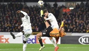 El fuerte golpe que sufrió Bajric tras un choque con Raúl Jimenez | VIDEO - Futbol Sapiens