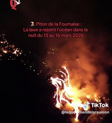 Les coulées de lave tombent dans l’océan ! 🌊🌋 #volcan #lave #pitondelafournaise #volcano #lareunion974🇷🇪