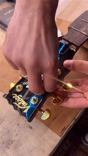 MRKT on Instagram: "New locking tuners for Vintage Les Paul from @guykerofficial"