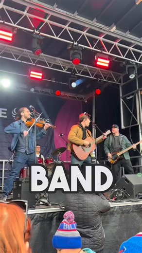 On est en plein booking pour 2026!! 👀 Dis-moi où on devrait venir jouer! Et envoie cette vidéo aux festivals/évènements près de chez toi!🍻 #quebec #québec #musiquequebecoise #newartist #booking #france #show | Philippe Tremblay