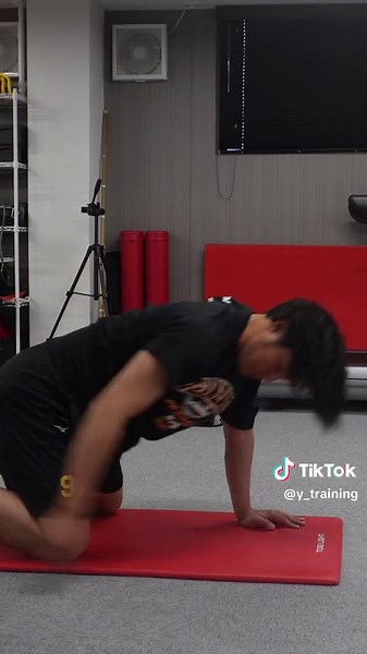 This quadruped training drill using a towel and a ball is designed to enhance core stability and coordination during the pitching motion. In this position, the focus is on scapular movement and maintaining core balance, fostering a seamless connection between the lower and upper body. The gentle resistance of the towel combined with the weight of the ball activates the muscles needed for pitching and helps develop proper form. It’s a highly effective exercise for both beginners and professional 