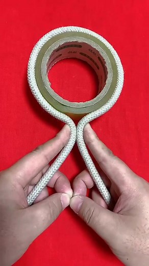 how to tie cable ties in an easy and secure way #cableties #cablemanagement #zipties #diy #howto #lifehacks #organizing #security #tech #diycablemanagement #cabletiehacks #ropemaking #knottylife #knottypro #knottytip #knottytrick | The Handyman's Haven