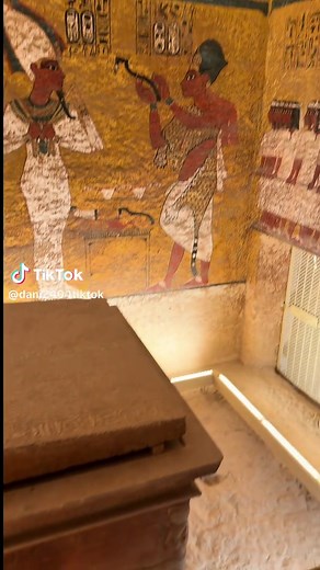 ⚰️ Der Steinsarkophag von Tutanchamun, seit über 3000 Jahren tief im Herzen der ägyptischen Wüste verborgen, ein einmaliger Moment der Geschichte, als sich die versiegelte Kammer zum ersten Mal wieder öffnete. #valleyofthekings #ancientegypt #ancienthistory #tutankamon #Egypt