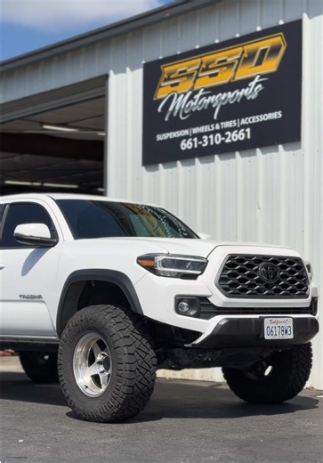 💥Tacoma Geared elsewhere brought it in today to do its break-in oil change service and we couldn’t help to admire how clean this Taco is on 35’s! 📍5401 Gasoline Alley 📍Bakersfield, CA 93313 ☎️ 661-310-2661 💻 www.ssd-motorsports.com SHOP NOW! 💰0% Financing Available! 🗣️Se Habla Español 💎 Dream It 💎 Build It 💎 Drive it 💎 #ssdmotorsports #bakersfield #toyota #tacoma #offroad