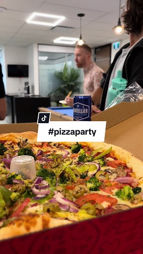 Chez AGP, on sait finir la semaine en beauté avec de la bonne @Pizza Salvatoré🍕 bien méritée! Bon wknd à tous☀️ #pizzaparty #pizzasalvatoré #fyp #foryoupage #pourtoii #tiktokquebec #viedebureau #officelife #agpassurance