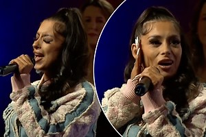 Indie singer botches national anthem at third-party presidential debate