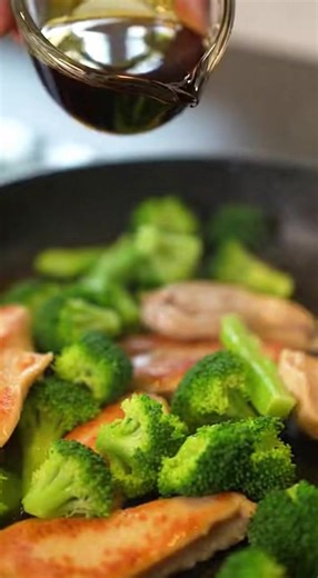 A delicious and healthy Keto Chicken and Broccoli Stir Fry that is perfect for a low-carb diet. Ingredients Scale 1x 2x 3x 1 teaspoon sesame oil 1 tablespoon olive oil 1 pound skinless, boneless chicken breasts, cut into strips 3 cups broccoli florets ¼ cup chicken broth ½ cup low sodium soy sauce 3 tablespoons erythritol 4 cloves garlic, minced 1 teaspoon ginger, grated ¼ teaspoon xanthan gum 1 tablespoon sesame seeds Instructions Heat the sesame oil and olive oil in a skillet over medium-high 