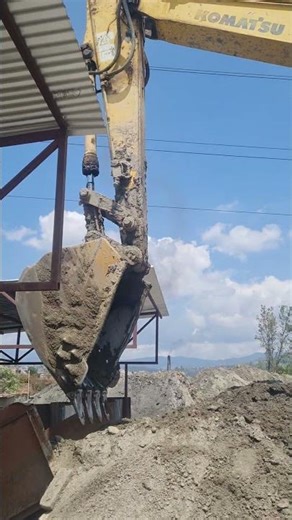 Heavy dozer loading soil into screening machine #shorts #machine #jcb #construction #satisfying