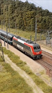 A Meursault, nous pouvions également admirer le réseau La Bosse du CFFC ! Un réseau qui a bientôt 30 ans et qui est toujours aussi sublime et riche en circulation ! Dans le thème : train de nuit, nous retrouvons ici le Thello tracté par une superbe BB36000 ! ⚠️ Le panthographe n'est pas levé pour la simple raison que la caténaire n'a pas fini d'être rénovée et nous avons préféré éviter les catastrophes durant le week-end de présentation ☺️ #bb36000 #modelbahn #modelrailway #modelismeferroviaire 