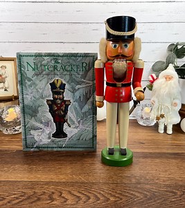 Vintage German Nutcracker VEB Holz Und Drechslerwaren Rothenthal & Classic Nutcracker Book - Etsy