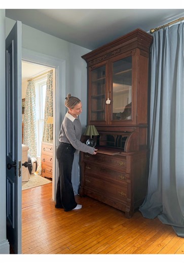 So glad we didn’t have time to custom build another bookshelf! Paint color & decor from this room is Iinked under Shop My Home ➡️ House Iinks then Library. Anastacia’s Antiques in Philly is where we got this amazing desk!!