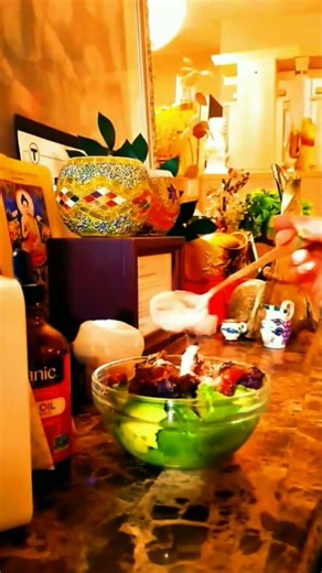 Friends, my daily 1 avocado a per day for my face, no wrinkle.👍