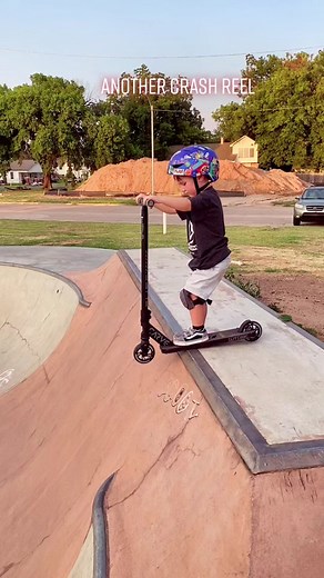 Another crash reel. When your four and learning you tend to crash. A LOT!#skateparkvibes #scooter #scoot #enidskatepark #oklahoma #okie #enid #scooterkid #nevergiveup