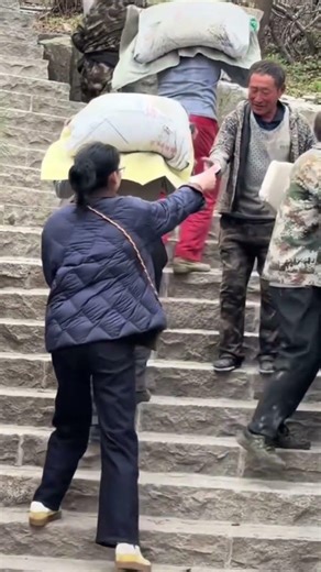 捐给庙里，你是信徒。 捐给慈善机构，你是善人。 捐给贫苦人，你是菩萨。🙏🙏🙏 有人说这是作秀！ 那就让作秀的春风，吹绿大地吧✌️✌️✌️特别好听的歌，没有合适的画面，等了很久，这个