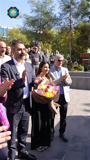 🏢 30 Yıl Sonra Konser Verecek Olan Koma Amed'ten Büyükşehire Ziyaret 🎙 📌 Eşbaşkanlarımız Serra Bucak ve Doğan Hatun, 30 yıl aradan sonra Diyarbakır'da konser verecek olan Koma Amed grup üyelerini ağırladı. Havaalanı karşılamasının ardından Büyükşehir Belediyemize gelen grup üyeleri, Eşbaşkanlarımızla birlikte şarkılar ve zılgıtlar eşliğinde belediye binasına giriş yaptı. Koma Amed üyeleriyle, 25 Ekim Cumartesi günü saat 18.00’de Bağlar Newroz Park’ta gerçekleşecek konsere ilişkin sohbet edild