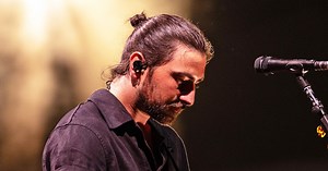 Noah Kahan wrote a hit folk album with ‘Stick Season.’ He almost ‘crumbled’ trying to do it again