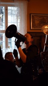 🎷 Velkommen til Stortorvets Jazzkafé! Lørdagene på Stortorvets Gjæstgiveri har alltid vært fylt med musikk, gode samtaler og hyggelige stunder, og nå tar vi over stafettpinnen. Vi inviterer til vår tradisjonelle jazzkafé, hvor du kan lene deg tilbake, nyte klassisk jazz og la tid og bekymringer fare. Førstkommende lørdag spiller Norsk Linie. Dørene åpner kl. 12:00, musikken starter kl. 13:30. Nyt en god kopp kaffe, smakfull lunsj og noe godt i glasset mens tonene fyller huset. Vi gleder oss til