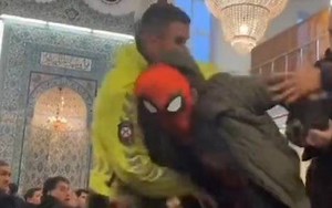 “Hörümçək adam” məsciddə saxlanıldı - VİDEO | KONKRET