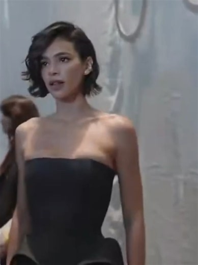 Simplesmente Bruna Marquezine (@brunamarquezine) lindíssima para o desfile da Mondepars (@mondepars), nesta quarta-feira, 27! 🤩 🎥: @brunaaccess #carasbrasil #brunamarquezine #mondepars #sashameneghel