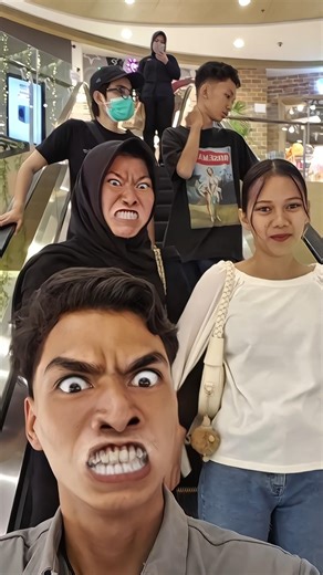 funny face prank on escalator😂🤡#funnyvideos #funny #filterprank #prank #comedy