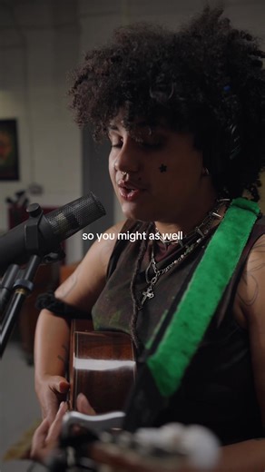 Live Acoustic Performance by Ruti Lungs in SS2