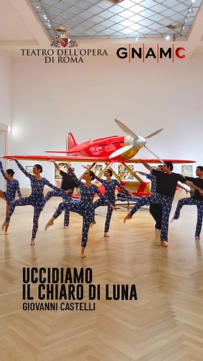 Esperienze sinestetiche alla Galleria d’Arte Moderna e Contemporanea: ieri sera il Corpo di Ballo del Teatro dell’Opera di Roma ha celebrato un San Valentino alternativo, esibendosi in “Uccidiamo il Chiaro di Luna! Danza Sintetica Futura”, un’inedita creazione coreografica di @giovanni.castelli93 in dialogo con gli spazi della mostra “Il tempo del Futurismo” 🚀Coreografia: Giovanni Castelli. Abiti: Archivio Biagiotti. Étoiles: Alessandra Amato, Susanna Salvi. Corpo di Ballo: Eva Cornacchia, Anto