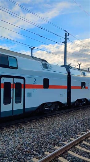 ÖBB Railjet and IC passing. #train #stadler kiss. #siemens #linz ,#austria