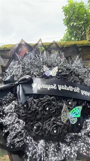 Because black will always be iconic #buketklatenmurah #crepepaperflower