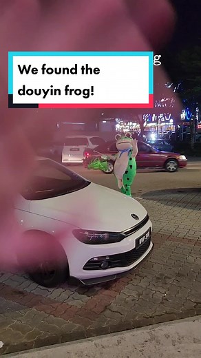 hahahaha guys, am I weird or does this frog crack you up as much as it did for me?! I cannot stop laughing eh, and even the bouncy frog toy is 💯💯 I love this so much #douyin #frog #wheretogo