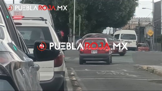 #Terrible || 😡 Este chevy con placas de circulación de #Tlaxcala, invadió la #ciclovía en la 4 Poniente entre la 27 norte y la #Diagonal. Maneje con precaución: 👇🏼 | Puebla Roja Oficial