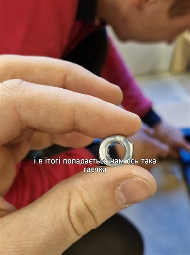 Чарівна гайка: Незвичайна знахідка для меблів
