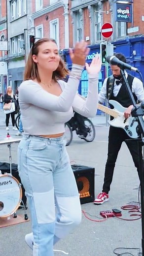 Coldplay - Viva la Vida | Allie Sherlock cover | Street Performance #singer #cover #alliesherlock #music #guitar #guitarist #streetmusic #performance #fyp #viral #foryou