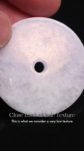 What does “good texture” in jade actually look like? 💚✨ In jadeite, texture (种 zhǒng) is the “root” of quality because everything else, from translucency to luster, stems from it. Using a macro lens, we compared rough, large-crystal texture to smoother, fine-grained icy jade so you can really see the difference. Understanding what jade texture looks like is also key in helping you identify real vs fake jade, so definitely not a video to miss! 👀 Stayed tuned for part 2 tomorrow where we examine