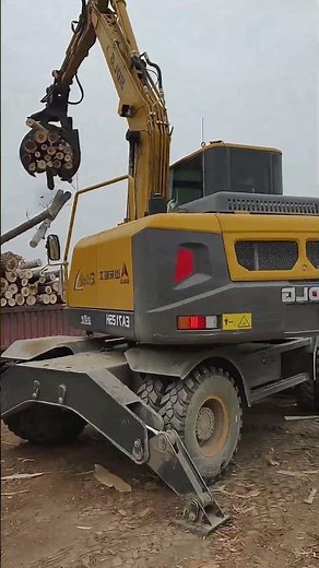 Watch This Hydraulic Log Grapple Unload A Full Truck Of Timber In Minutes | Fast Yard Operation