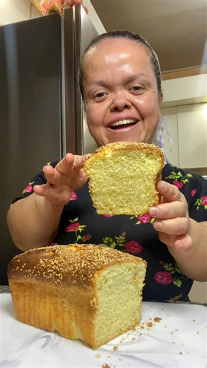 torta de yema un pan salvadoreño Ingredientes 2 1/2 taza de harina fuerte o todo uso 1 taza de leche tibia 1/4 taza de azúcar 1 1/2 cucharada de levadura en polvo 1/4 cucharada de sal 1/2 taza de aceite 3 yemas 1 huevo Vainilla al gusto Canela en raja 1 cucharada de anís Ajonjoli y azúcar para decorar canela molida y opcional En medio de la harina se hace un hueco y se agrega la leche con un poco de azúcar y la levadura y mezcla estos ingredientes y se deja actuar 3 minutos. Luego a la orilla de