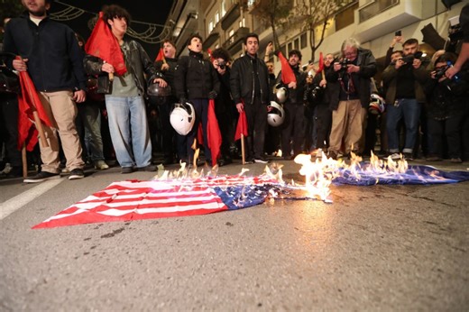 Θεσσαλονίκη-Πορεία για το Πολυτεχνείο: Έκαψαν σημαίες ΗΠΑ, Ισραήλ και ΝΑΤΟ