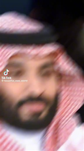 沙特王储萨勒曼崛起内幕：权力、石油和4.5亿美元的油画 #bbc #saidi #mbs #king #oil Author,乔纳森·鲁格曼（Jonathan Rugman） Role,广播电视媒体人、作者 2024年8月21日 2015年1月，90岁的沙特阿拉伯国王阿卜杜拉（Abdullah）在病榻上陷入弥留。他同父异母的弟弟萨勒曼（Salman）将成为国王，而萨勒曼最宠爱的儿子穆罕默德·本·萨勒曼（Mohammed bin Salman）正准备掌权 这位当时年仅29岁、名字缩写为“MBS”的王子对他的王国有着宏伟的计划，这是沙特史上最大的计划；但他担心沙特王室内部的阴谋家最终会反叛他。因此，在当月的一个午夜，他把一名高级安全官员召到王宫，希望赢得他的忠诚 这位名叫萨阿德·贾布里（Saad al-Jabri）的官员被要求把手机放在外面的桌子上。MBS也是这么做的。现在只剩下两人独处。这位年轻的王子非常害怕宫中的间谍，他拔掉了墙上的插座，切断了唯一的座机电话。 据贾布里称，MBS随后谈到了他将如何把沙特从沉睡中唤醒，让它在世界舞台上占据应有的位置。通过出售世界上最赚钱的国有石油生产商沙