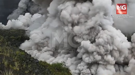 2.1K views · 41 reactions | Gunung berapi Semeru di Indonesia meletus sekali lagi dengan memuntahkan abu setinggi kira-kira dua kilometer ke udara.  The Lumajang Regional Disaster Management Agency (BPBD) | Viory #malaysiagazette #letusangunungberapi #gunungsemeru | Malaysia Gazette | Facebook